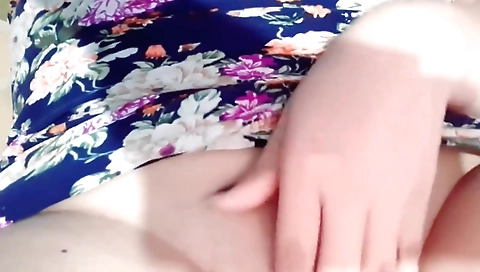 Indian masturbation video showing a horny brunette girl