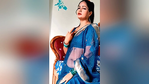 Tamil housewife takes a chance on a train and gets fucked
