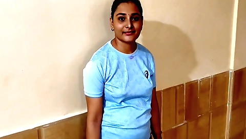 Amateur brunette indian chick with big ass and boobs