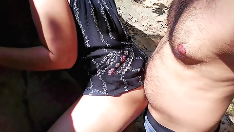 Indian hottie plays with her hairy cunny on outdoor