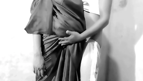 Sexy indian babe shows off her ass on the homemade saree