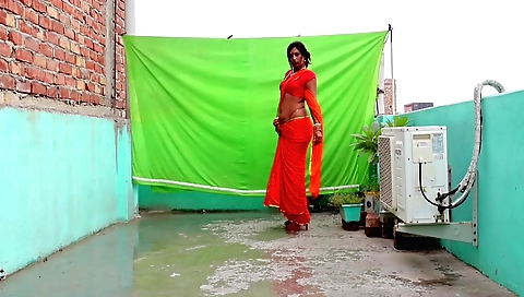 Indian slut with natural skin shows her sexy ass in a solo video