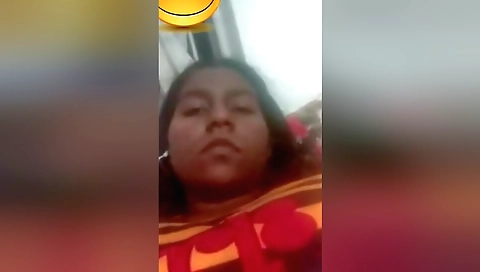 Lankan amateur brunette shows her hairy pussy in solo video