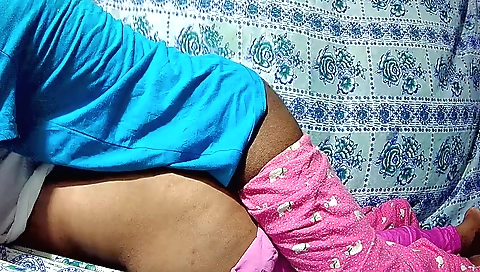 Gril shows her big boobed tits on an amateur hd clip