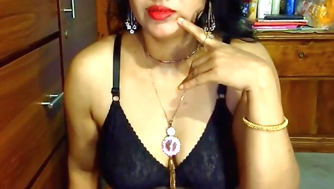 Indian beauty plays with her fingers in solo video