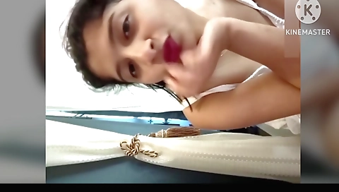 Indian girl takes off her sexy clothes to have fun