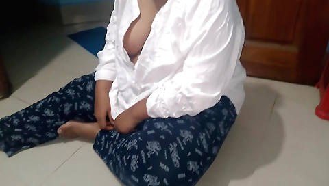 Indian babe in a big booty gets filmed by a camera