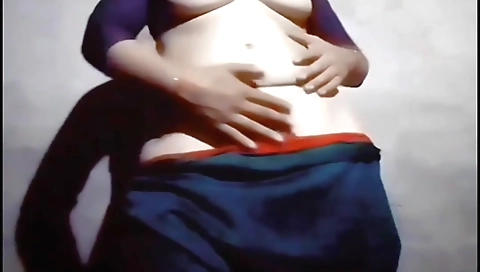 Indian woman has fun with her big ass in amateur porn clip