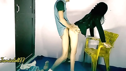 Indian teen delivers a small outfit to delivery boy