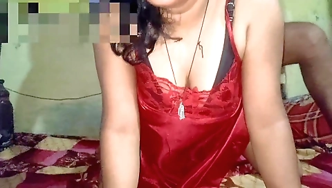 Indian woman with a big ass gets on camera and plays