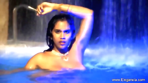 Indian hottie gets naked and undresses for a solo video