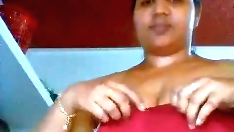Amateur chick with a sexy face plays with her body in a solo clip