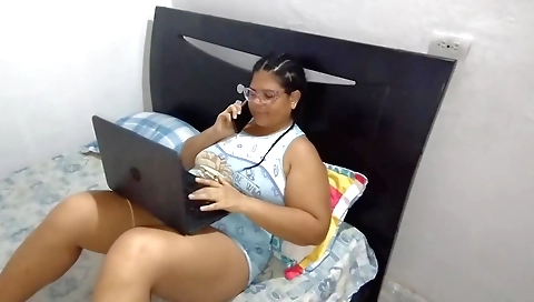 Amateur brunette has huge ass with a nice look on her face