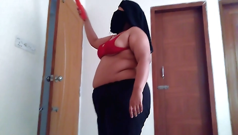 Indian hottie seduces the guest with her sexy body