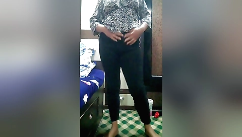 Indian babe masturbates in her bedroom in a sexy way