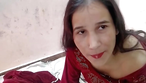 Indian woman with a nice body enjoys a solo masturbation