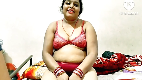 Indian babe shows off her big breasts and a sexy pussy