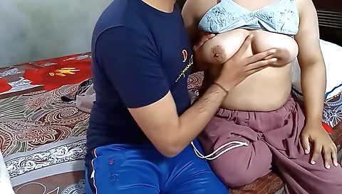 Amateur brunette bhanja mousi with big natural boobs