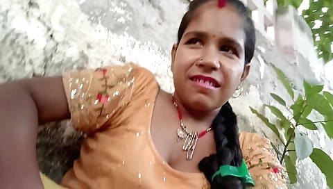 Bhabi ko nahi mila land to bhabi ne finger se nikala pani