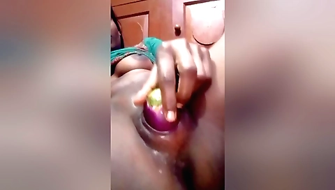 Indian slut loves masturbating in amateur hd video