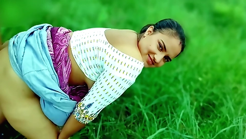 Indian amateur enjoys hot outdoor sex in the jungle