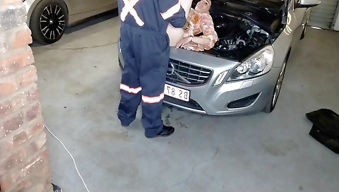 Amateur housewife with a pair of big breasts gets her car repaired