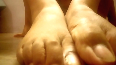 Solo stepsister-in-law enjoys her relaxation with fingers