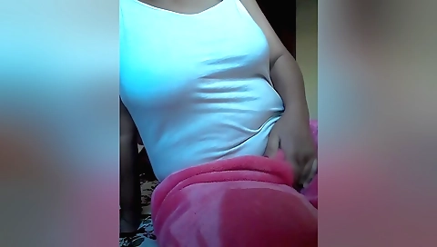 Indian girl takes off her blouse to masturbate in hd video