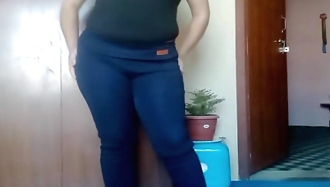 Indian lady masturbates in a bed and fingers her pussy