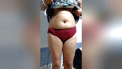 Indian hottie plays like a true whore in homemade porn