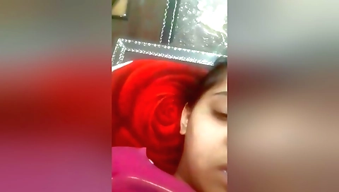 Indian beauty in her favorite bra in a very hot solo scene