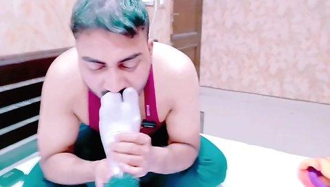 Sexy foot fetish video with a guy sucking her legs