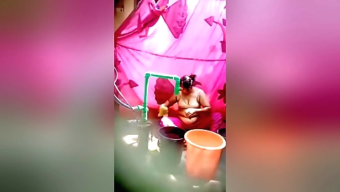 Hot nude amateur video showing a hot chick taking bath
