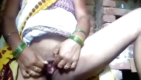 Amateur indian in a white saree is fingering her pussy